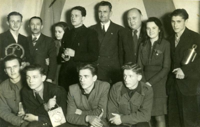 KKE 3471.jpg - III Zimowe mistrzostwa Polski w lekkiej atletyce w Olsztynie, MKS "lechia" zajmuje I miejsce w sztafecie 4x50m, Olsztyn, 1948 r.